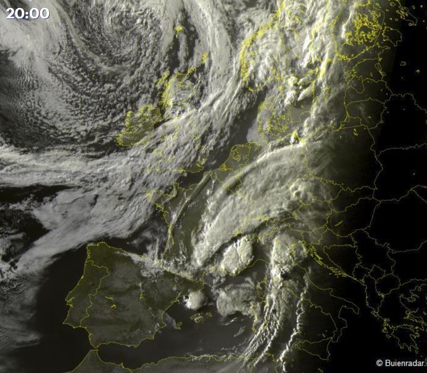 BuienRadarNL's tweet photo. Boeiend satellietbeeld. Meest opvallend zijn de enorme onweersbuien ten zuiden van de Alpen. Eerder vandaag trok ook hevig noodweer over dit deel van Europa. Het front van een depressie bij IJsland nadert via Engeland en brengt ons morgenmiddag enkele buien. Daarvoor vrij helder. https://t.co/Ex3H2OLfNL