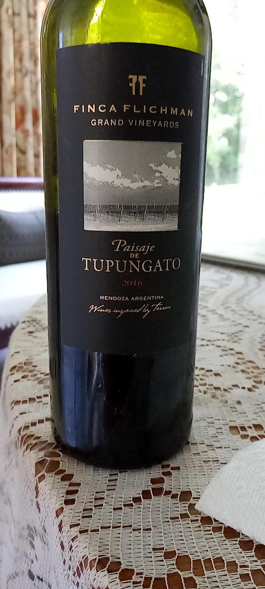 malin_ella's tweet photo. @stop_the_hate @GSmokesweed1 Lamb chops , asparagus, salad . Makers mark happy hour tonight . But for supper we are having this wine https://t.co/qWlPrNWUi8