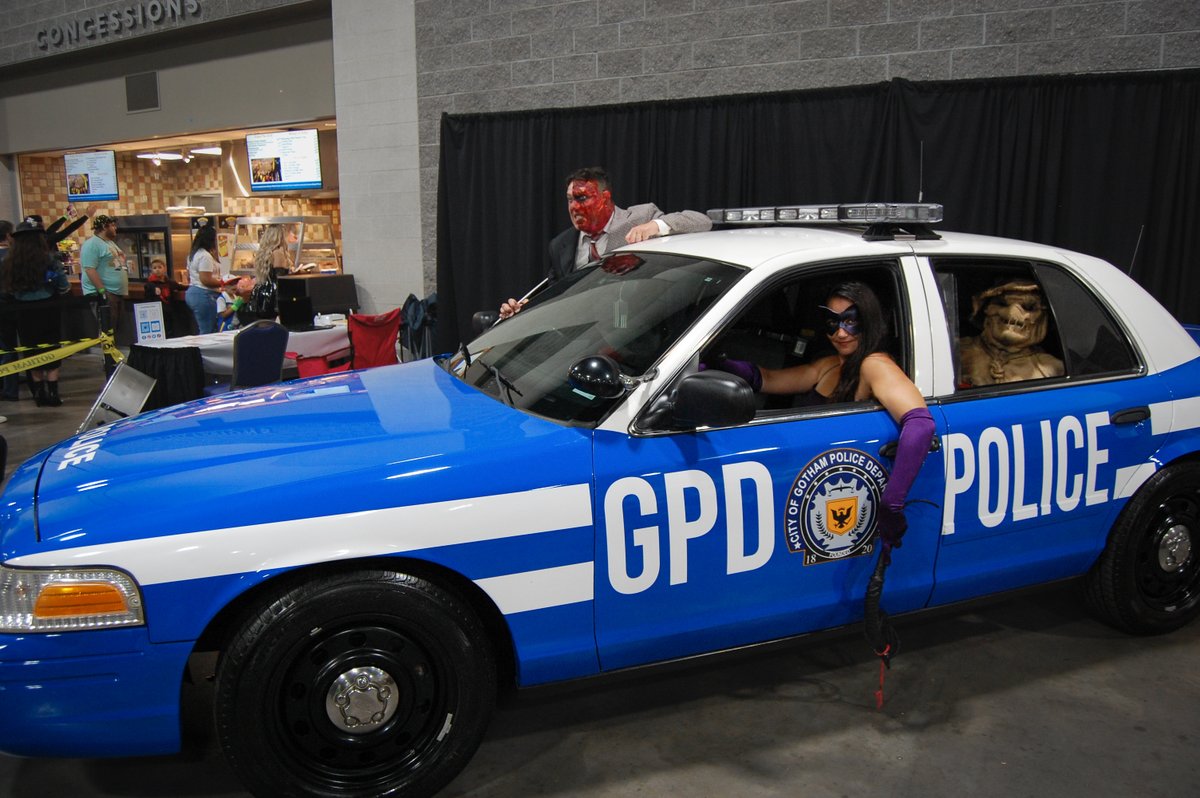 Watch out Springfield! The bag guys have taken over! 👮‍♀️🥸
TBT 2022 Springfield Comic Con! 🙌
Thanks to <a href="/Thebatsytwins/">TheBatsyTwins</a>  for bringing the awesome car! ❤️