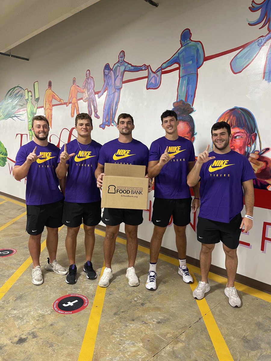 It’s one thing to live in a community but another to be a part of the community! Great work by our players giving back.  Proud of these dudes! 

#GreaterBatonRougeFoodBank #GetGritty