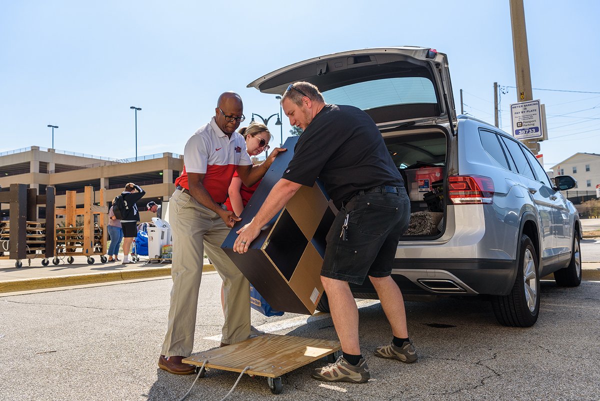 IllinoisStateU's tweet photo. During today's #RedbirdMoveIn, our Redbirds got some help from @LevesterJohnson, one of Illinois State's leaders! 📦❤️ https://t.co/sX6uNP4mbT