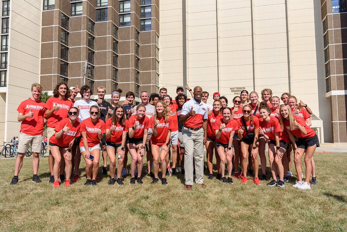 IllinoisStateU's tweet photo. During today's #RedbirdMoveIn, our Redbirds got some help from @LevesterJohnson, one of Illinois State's leaders! 📦❤️ https://t.co/sX6uNP4mbT
