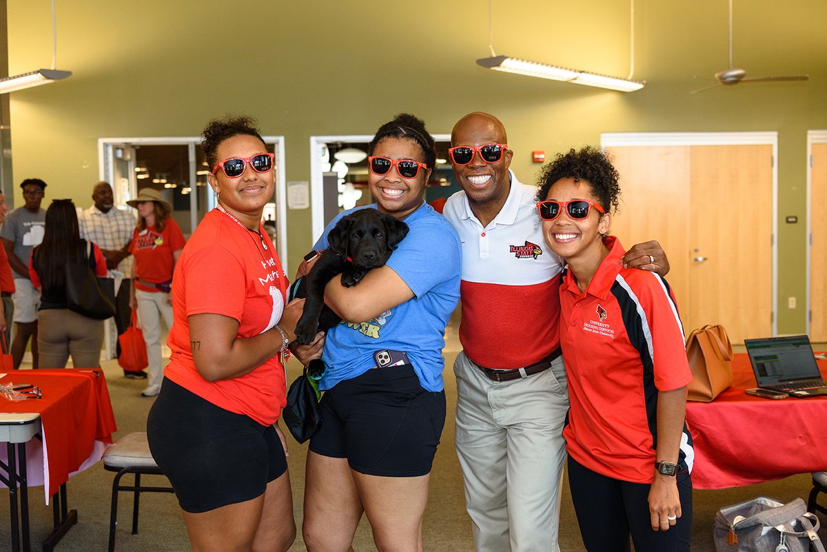 IllinoisStateU's tweet photo. During today's #RedbirdMoveIn, our Redbirds got some help from @LevesterJohnson, one of Illinois State's leaders! 📦❤️ https://t.co/sX6uNP4mbT