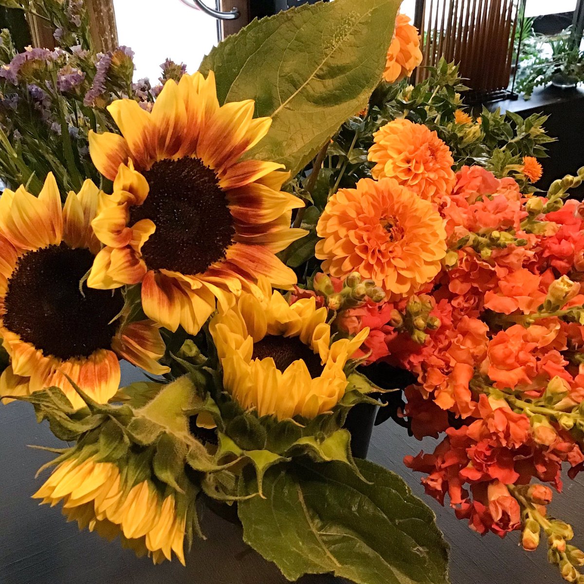 Vi har åter ordinarie öppettider i butiken, efter en tid med renovering och semester. Öppet vardagar 10-18 och lördagar 10-15. Välkommen in till vår mysiga ombyggda butik, vid Drottningrondellen i stadsdelen Tannefors i Linköping! 
P.S. Här lite av vårt närodlade sortiment i dag.