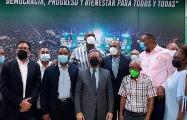 DeportistasConL's tweet photo. Grandes resultados de la secretaria de deportes de la fuerza del pueblo, Aquí dejamos una muestra de las actividades y juramentaciones.
Primera juramentacion de los deportistas con Leonel.
#fuerzadelpueblo #fpcomunica #deporte #leonelfernandez #felipepayano @felipejeypayano https://t.co/gANe2japWI