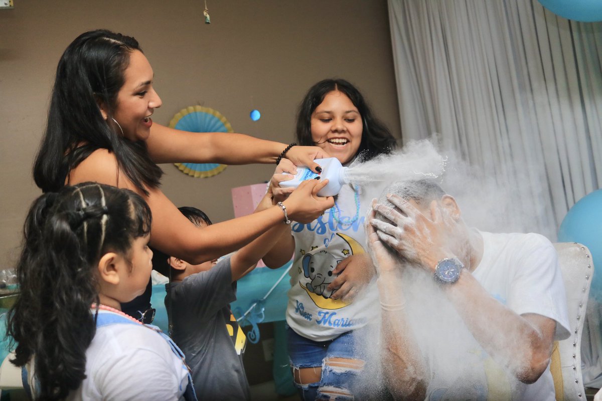 SikiraT's tweet photo. #babyShower #atlantaPhotographer #babypowder #babyshowergames #stockbridge #georgia #sikiraTphotography #travelingPhotographer #atlphotographer #eventphotographer #blendingcultures #interracialRelationship #spanishbabyshower #mexicanbabyshower #huggies #elephantTheme #welcomebaby https://t.co/mhTmocCBlZ