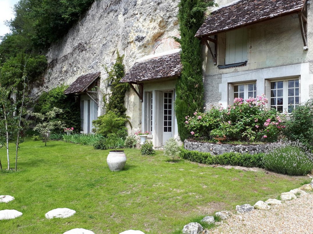 🏚 𝓥𝓲𝓿𝓮𝔃 𝓾𝓷𝓮 𝓮𝔁𝓹𝓮́𝓻𝓲𝓮𝓷𝓬𝓮 𝐢𝐧𝐬𝐨𝐥𝐢𝐭𝐞 𝓪𝓾 💚 𝓭𝓮 𝓵𝓪 𝓹𝓲𝓮𝓻𝓻𝓮 ! 
Restez au frais grâce à leur climatisation naturelle ❄️
Ces hébergements creusés dans le falun ou le tuffeau 🪨 sont uniques en Val de Loire.
Réservez un troglo👉bit.ly/locationstroglo