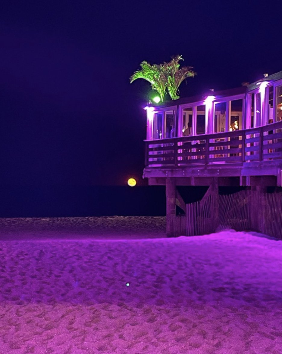 This &amp; fireworks is what our Thursday nights look like.🌙🎆

Live entertainment by @nostandardsband at 2pm and @soulcruisers_official at 8pm!🎤