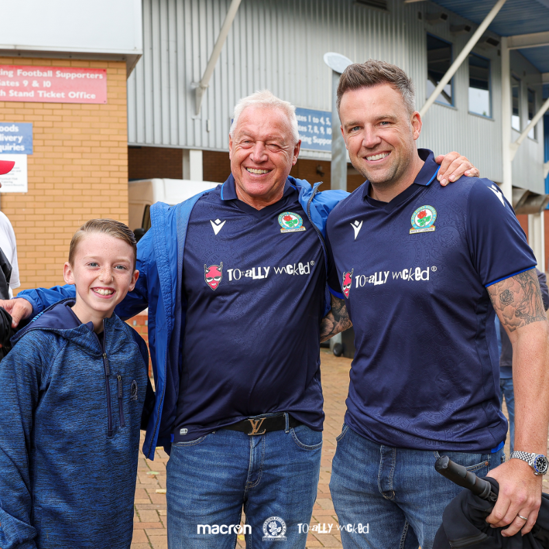Rovers's tweet photo. 📸 Fan Gallery: Brilliantly backed in Berkshire!

Over 1,200 of you joined us in Reading yesterday, can you spot yourself?

#Rovers 🔵⚪️