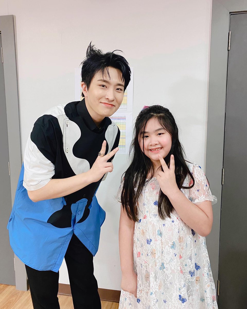 Everythingis_3's tweet photo. ยองแจเหมือนลูกชายคนโตของพี่กอล์ฟจริงๆ นะ แอบคิดไว้ว่าถ้าชูใจโตคงจะไม่เหมือนแล้ว เวลาผ่านไปก็ยังเหมือนเหมือนเดิม 55555 
#chujai #youngjae 
#IRREPLACEABLE 
#FHEROxYOUNGJAExTHETOYS https://t.co/hkiOMEL6A6