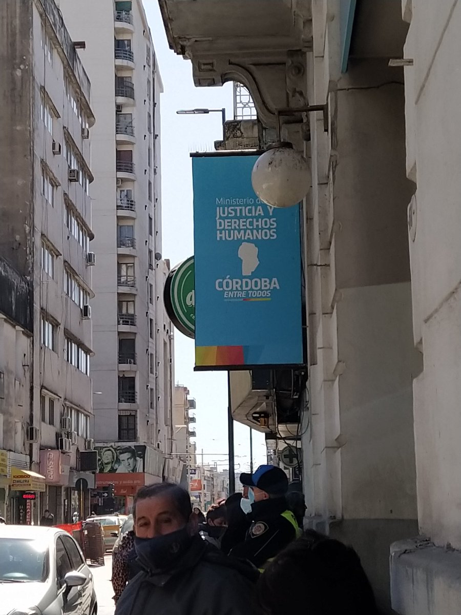 El cartel dice que acá es el Ministerio de Justicia y Derechos Humanos. Solo dejaron pasar a unas poquitas Mamás, espero que puedan explicarles cómo van hacer Justicia por los bebés que hoy no tienen en sus brazos o internados por mala Praxis cómo Dulce