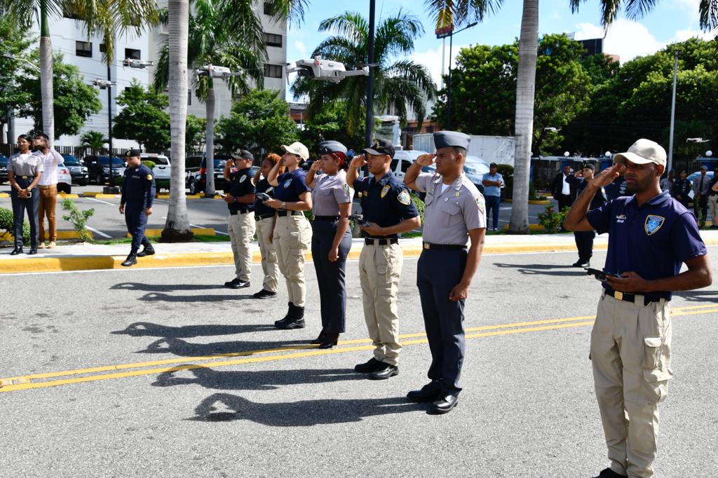 chuvasquez's tweet photo. Hoy dejamos en funcionamiento la unidad táctica de drones de la @PoliciaRD, compuesta por 18 unidades. Además de recopilar información de inteligencia, visualiza a los desaprensivos desde el aire, en lugares de poco acceso para eficientizar las labores preventivas.#EstoEsCambio https://t.co/diR6axc0BP