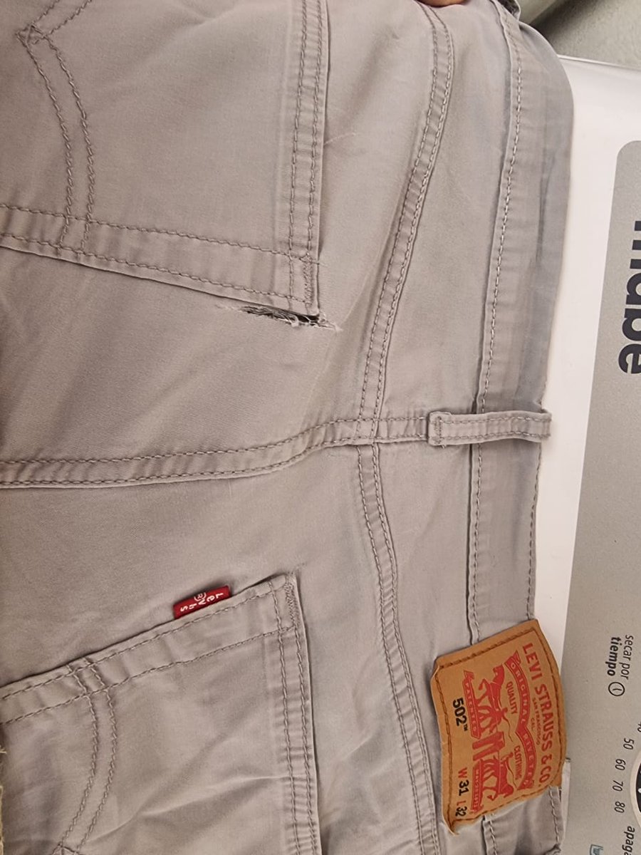 MiltonPers's tweet photo. @Levis_CL  ya no son los mismo de antes. 3 meses de uso, comprados en @LinioChile , no vale la pena pagar tanto por un pantalon que no dura nada. #LiveInLevis https://t.co/3ICvesIw8x