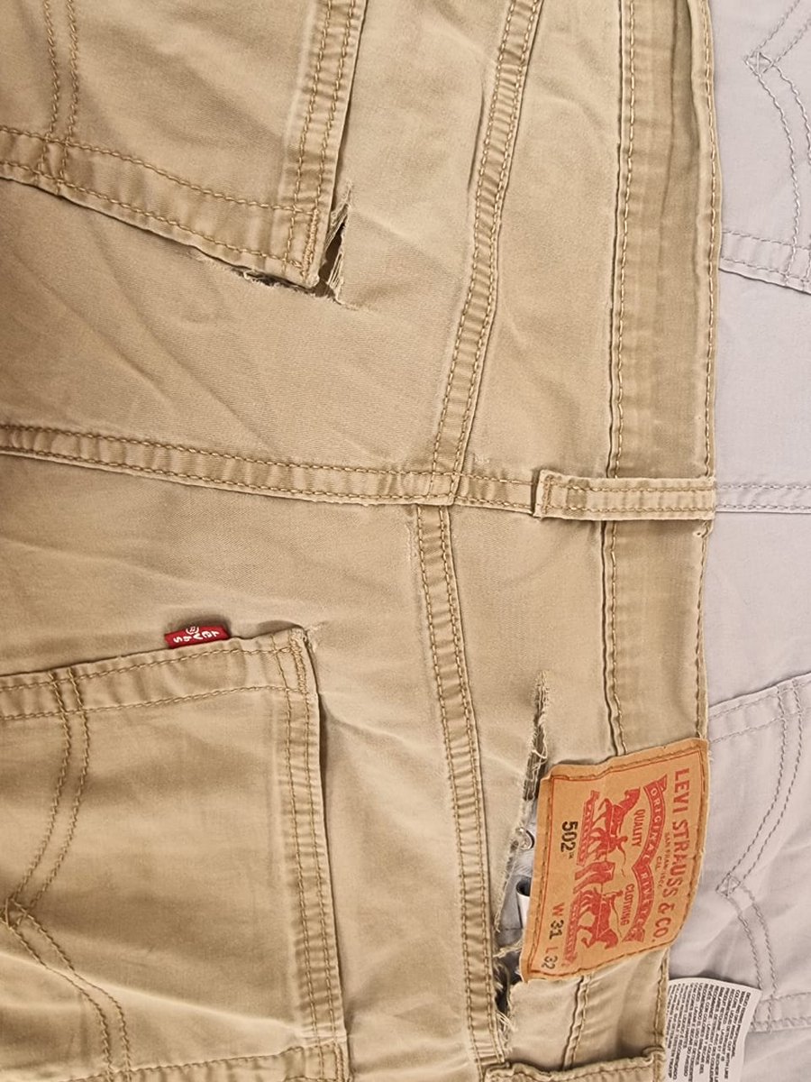 MiltonPers's tweet photo. @Levis_CL  ya no son los mismo de antes. 3 meses de uso, comprados en @LinioChile , no vale la pena pagar tanto por un pantalon que no dura nada. #LiveInLevis https://t.co/3ICvesIw8x