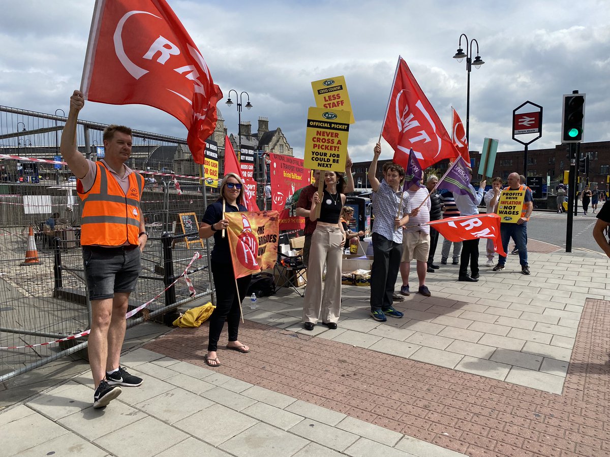 Regional Treasurer and EC Member from the South West sending support and solidarity to all @RMTunion members on the picket lines in Bristol and around the country today.@fbunational #EnoughlsEnough