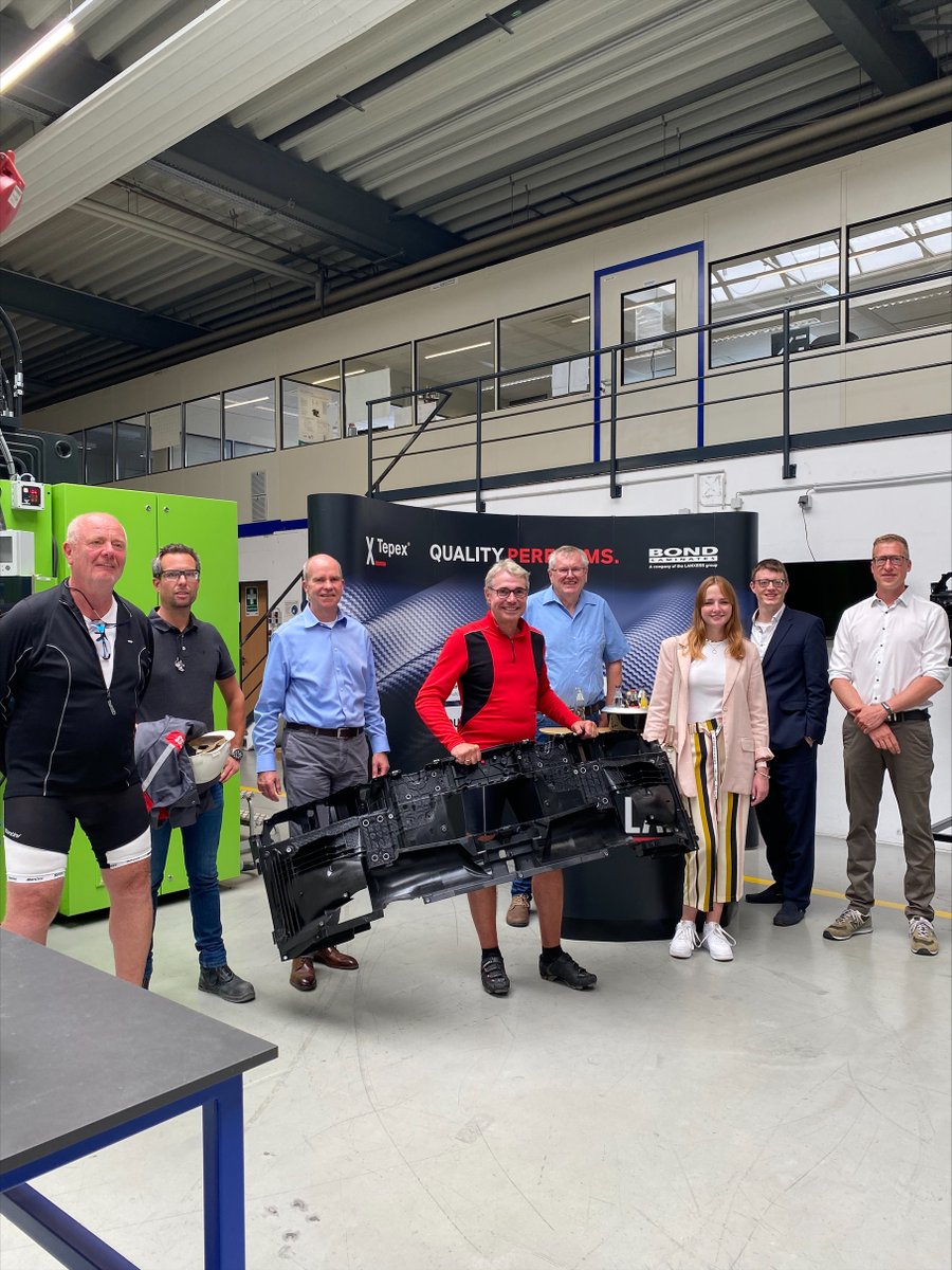 LANXESS_DEU's tweet photo. MdB @cjcronenberg besuchte heute auf seiner Radtour durch den Wahlkreis unseren Standort in Brilon. Die Kolleginnen und Kollegen vor Ort stellten ihm dabei unser nachhaltiges #Tepex vor. Darüber hinaus ging es um die drängenden Themen Fachkräftemangel und Energieversorgung. https://t.co/zJS5u99RTf