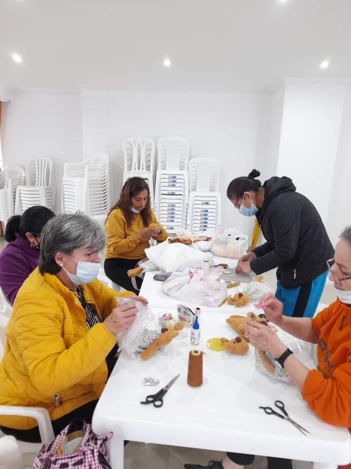 idartes's tweet photo. El Idartes se suma a la conmemoración del #MesMayor✨ en @Bogota, afirmando su compromiso con la promoción de los derechos culturales de las personas mayores, reconociendo y exaltando su rol en la sociedad.👵🏼👴🏼🧓🏼🌟🫶🏼
#IdartesEsBogotá #LaBogotáQueEstamosConstruyendo https://t.co/zyGPewOwrD