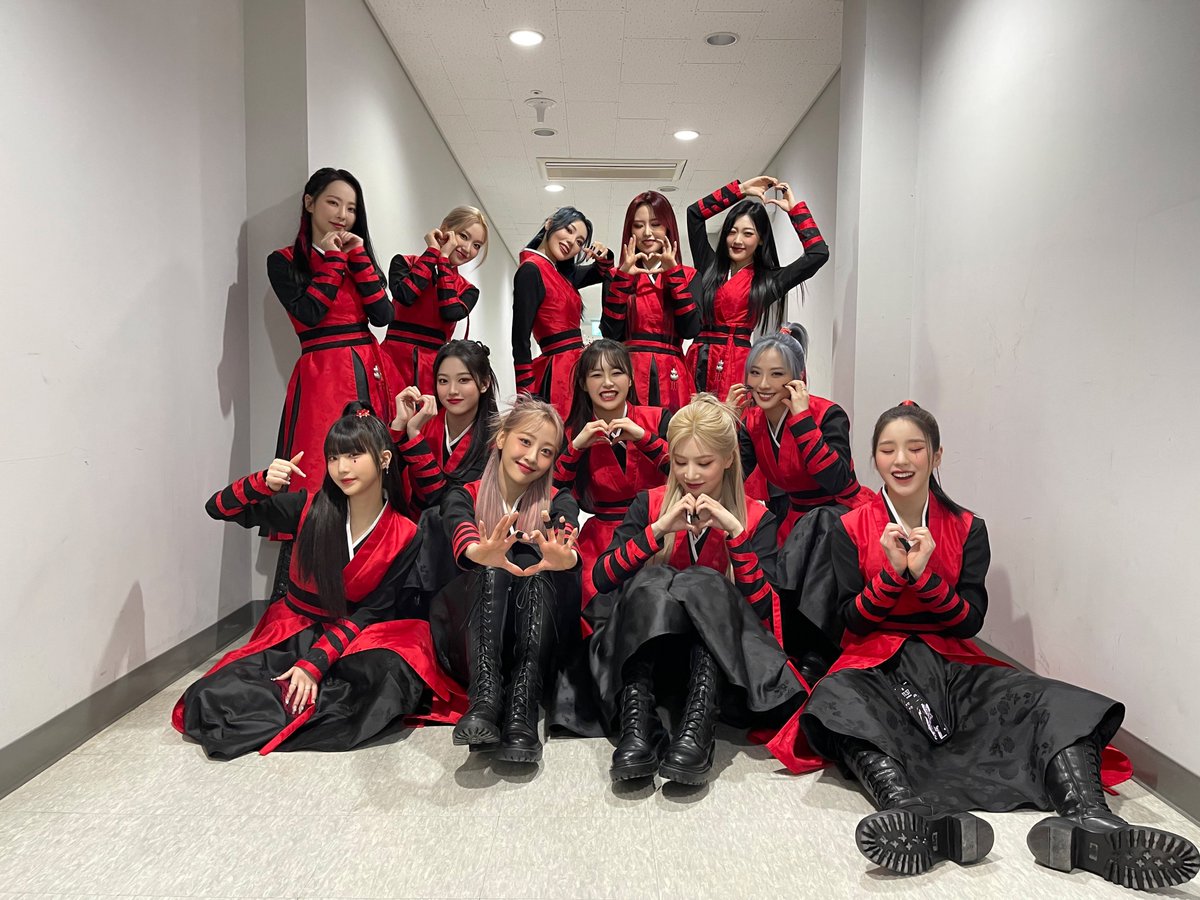 LoonaThe_Yves's tweet photo. In this LOONA shit forever.

#LOONA_LOVE_4th_EVA 
#Happy_LOONA_Day https://t.co/dmvUozB95X