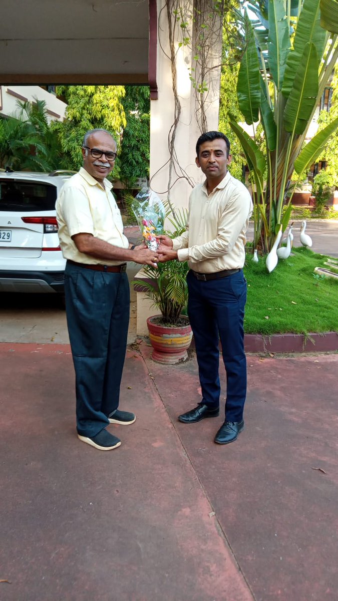 simplyabhie's tweet photo. #NationalCadetCorps
Felicitated by Hon Principal Dr D H Gahane and Cadets of NH College Bramhapuri after returning from EBSB-IDC 2022, Delhi. Feeling greatful to receive greetings from Hon Principal Sir &amp; Cadets. Thank you so much.
@PRODefNgp @nccnhc_20 https://t.co/9xWJb1ie4T