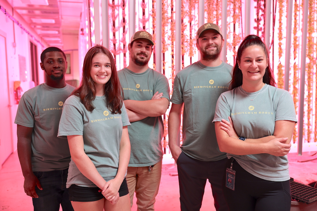 yhfarms's tweet photo. This team does what it takes to give Birmingham and beyond fresh produce through sustainable farming. We want to make a difference in what you eat and in our world. Thank you for supporting us in this adventure. #BhamFarm #SupportLocal https://t.co/Q7rovWfyzH