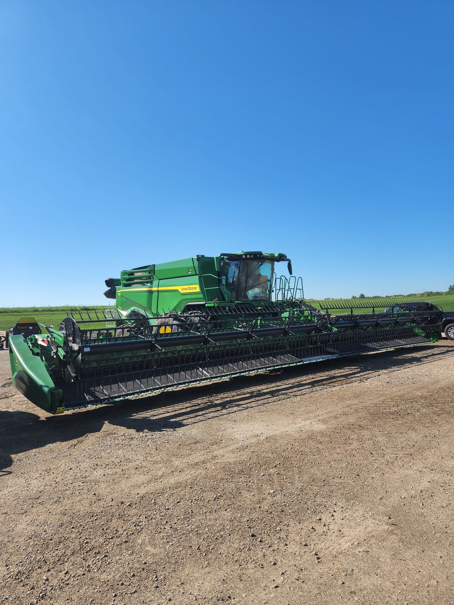 DavidKillins's tweet photo. Hd50f showed up yesterday, very excites to see this machine work in the soybean crop https://t.co/UQgjCpm7rb