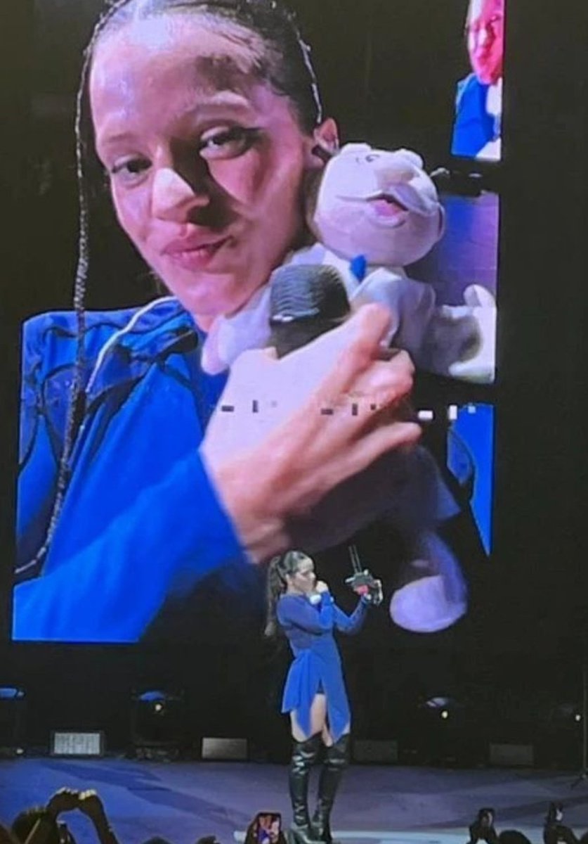 lunadecache's tweet photo. Ya quiero ir a un concierto de Daniela Calle para aventarle el peluchito del Dr. Simi, que ya es moda en México y la gente se lo ha aventado hasta Lady Gaga, Coldplay, la Rosália, etc, ya me imagino vistiéndolo de ella y todo jaja weey 🥺😆 https://t.co/qlQ3sNMOBU
