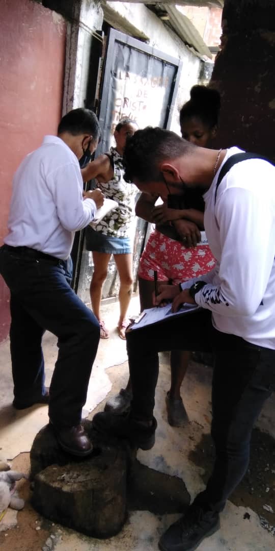 ImvihSucre's tweet photo. #17agosto funcionarios de (IMVIH-SUCRE), acompañados por el Equipo de Prensa, realizaron inspección a unas viviendas ubicadas en la parroquia La Dolorita, sector el Guamo, las cuales fueros afectadas por el incendio originado por cortocircuito. @JoseVRangelA @GabrielaEsSucre https://t.co/3vzuyALNny