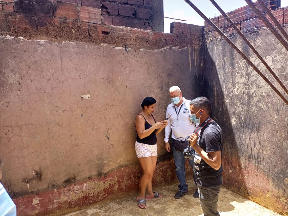 ImvihSucre's tweet photo. #17agosto funcionarios de (IMVIH-SUCRE), acompañados por el Equipo de Prensa, realizaron inspección a unas viviendas ubicadas en la parroquia La Dolorita, sector el Guamo, las cuales fueros afectadas por el incendio originado por cortocircuito. @JoseVRangelA @GabrielaEsSucre https://t.co/3vzuyALNny