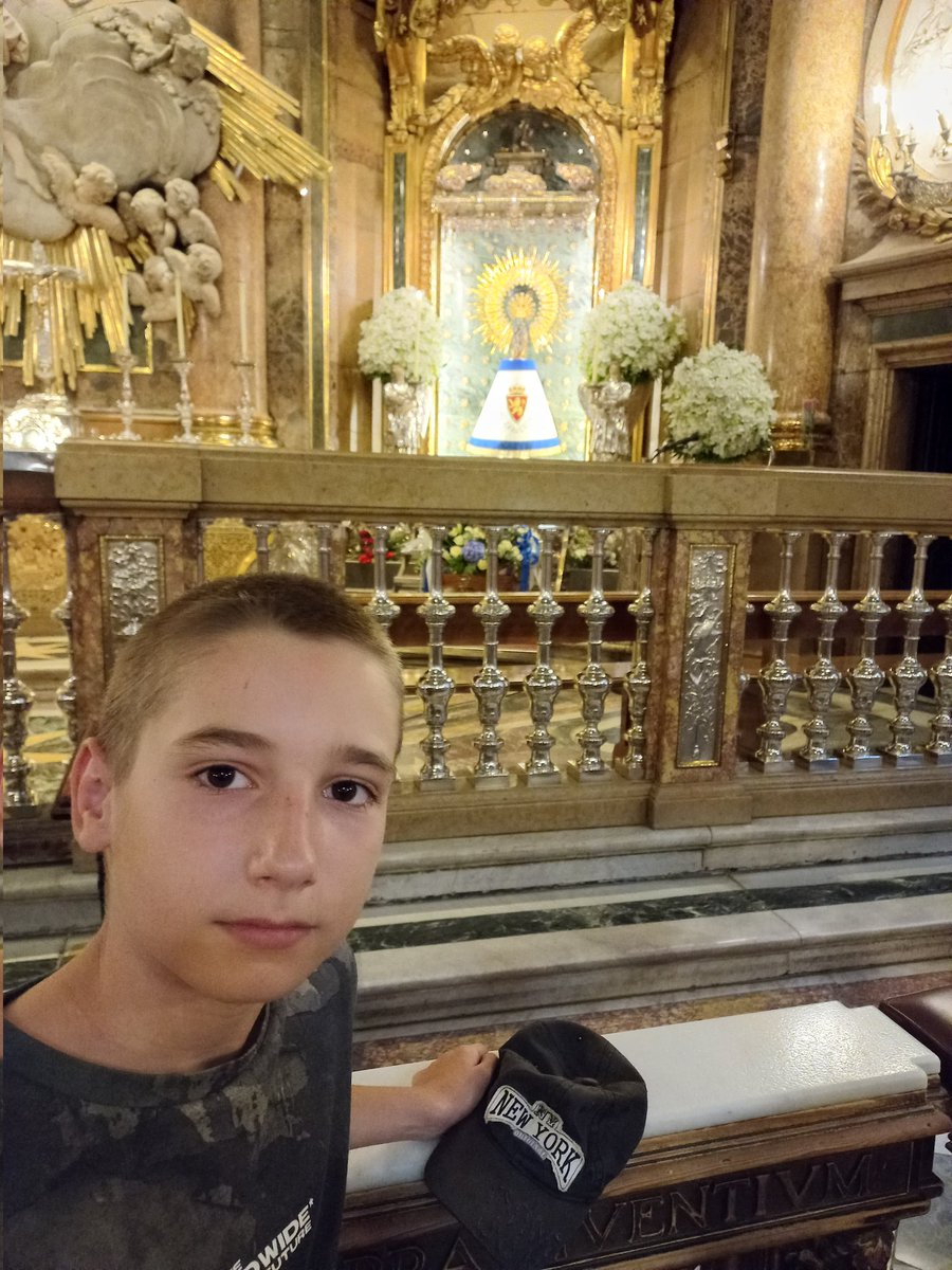 PRugir's tweet photo. Nuestros rugidores Gabriel y Enrique han estado presentes en la ofrenda del @RealZaragoza a la Virgencica del Pilar .🤍💙🦁 https://t.co/EzZBsagEMe