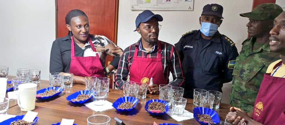 Muhangadis's tweet photo. #BiriKuba Guverineri wa @RwandaSouth Mme @AKayitesiAlice yasuye Koperative ihinga kandi ikanatunganya #Ikawa "#Abateraninkunga ba #Sholi" ikorera i @CYEZA_Sect, aho bari kumwereka uko ikawa itunganywa kuva isaruwe kugeza itunganyijwe ikoherezwa ku isoko mu Rwanda no mu Mahanga. https://t.co/X2VuiUBLXM