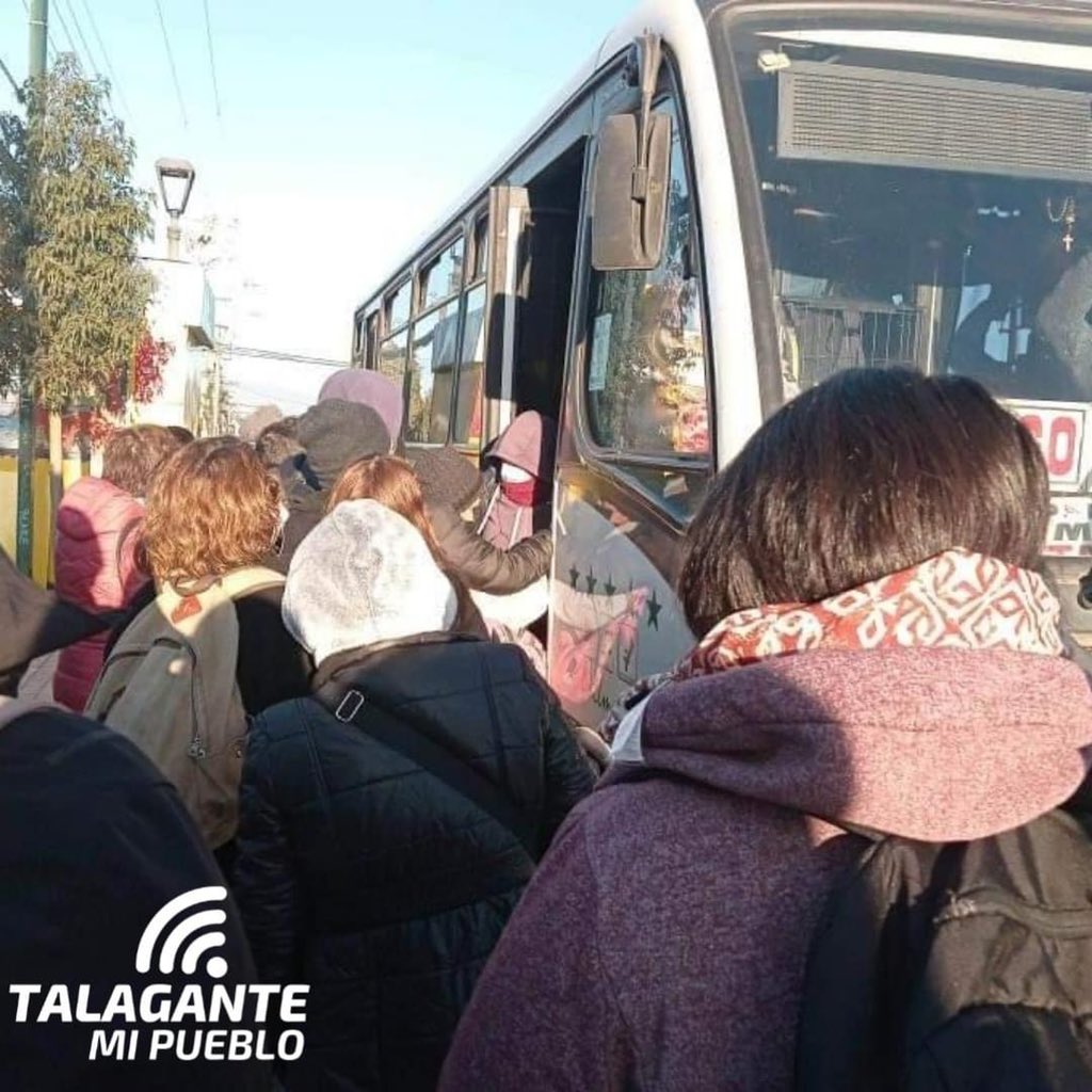 talamipueblo's tweet photo. 🔵FALTA DE LOCOMOCIÓN: Esta mañana, talagantinos se llevaron la sorpresa de una considerable disminución de locomoción (Flota Talagante). Estuvieron más de 2 horas esperando, sólo pasaron 2 micros llenas. #Comenta ¿Lograste llegar a tu trabajo, colegio, universidad? ⤵️
#Talagante https://t.co/Tef4TnbbTN