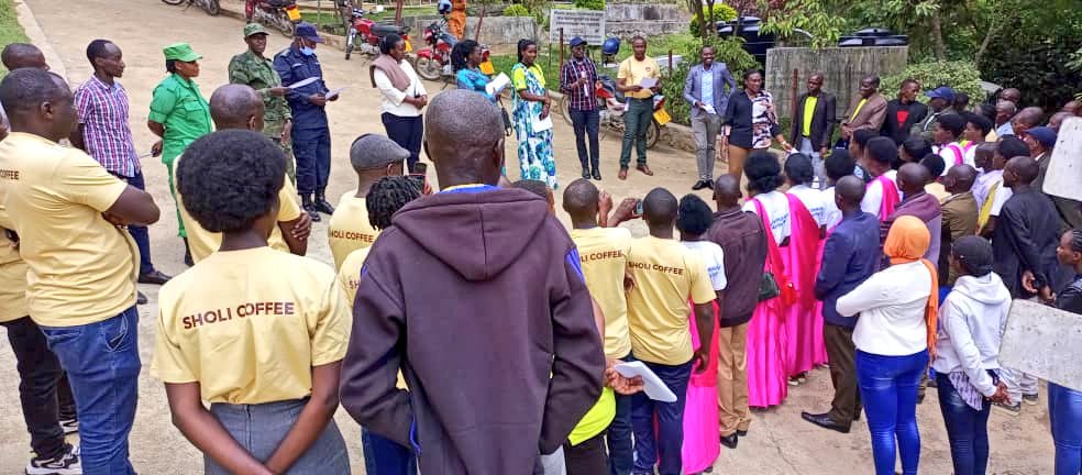 Muhangadis's tweet photo. #BiriKuba Guverineri wa @RwandaSouth Mme @AKayitesiAlice yasuye Koperative ihinga kandi ikanatunganya #Ikawa "#Abateraninkunga ba #Sholi" ikorera i @CYEZA_Sect, aho bari kumwereka uko ikawa itunganywa kuva isaruwe kugeza itunganyijwe ikoherezwa ku isoko mu Rwanda no mu Mahanga. https://t.co/X2VuiUBLXM