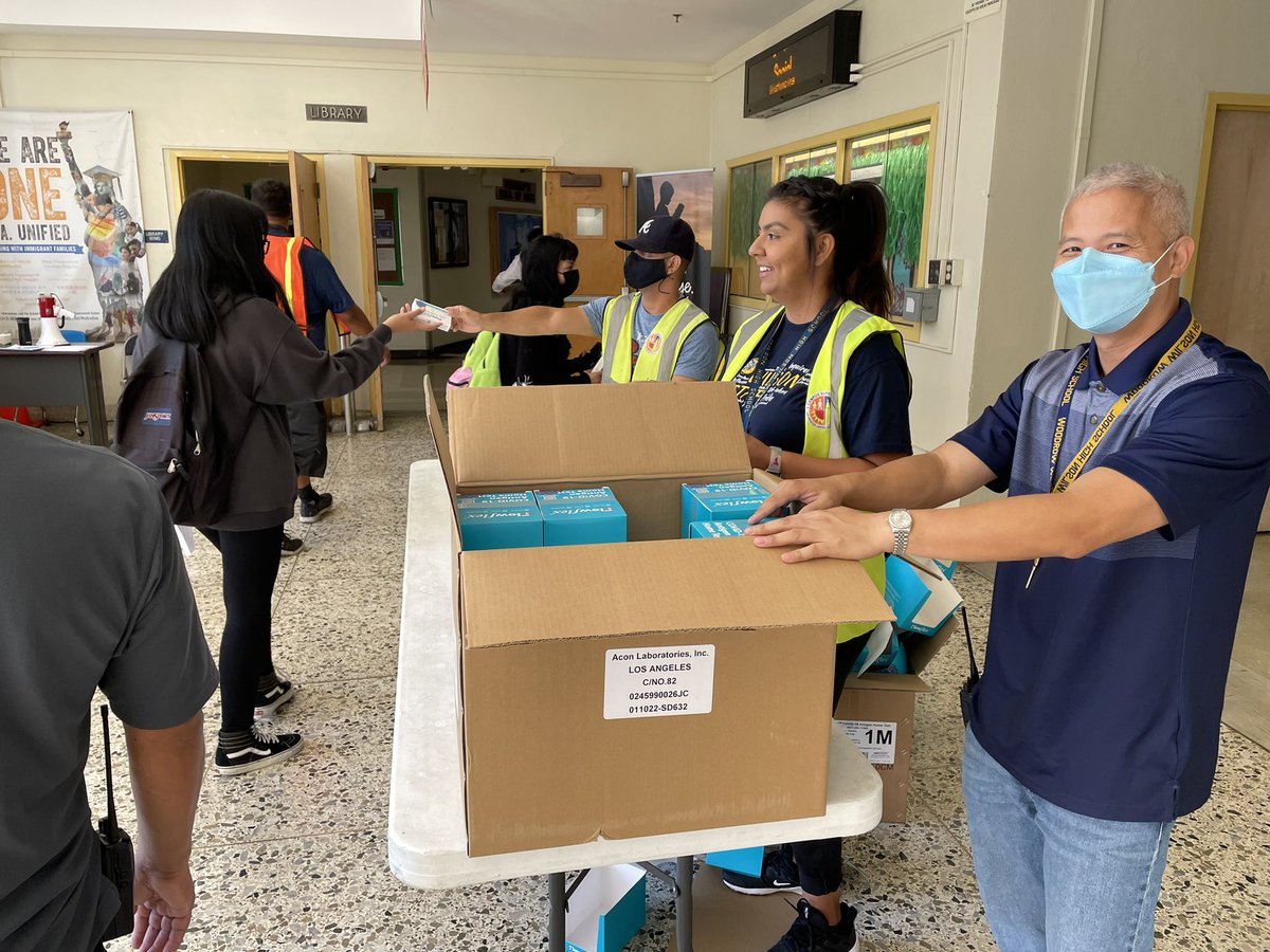doctorchau's tweet photo. Amazing Wilson HS staff supporting health and safety for students @LASchools! Go Mules! https://t.co/hP0aczJeuW
