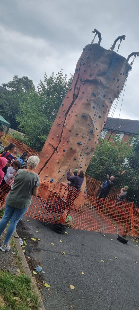 BeckyMSV's tweet photo. Well done @cath_MSV for putting together this wonderful fund day over in Bredbury. Hundreds turned out and had an amazing time! #msv #community @MSVHousing #fun 🥳 https://t.co/ozziaDYU8l