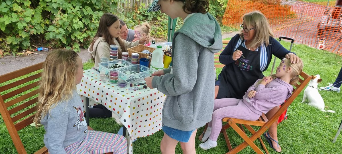 BeckyMSV's tweet photo. Well done @cath_MSV for putting together this wonderful fund day over in Bredbury. Hundreds turned out and had an amazing time! #msv #community @MSVHousing #fun 🥳 https://t.co/ozziaDYU8l