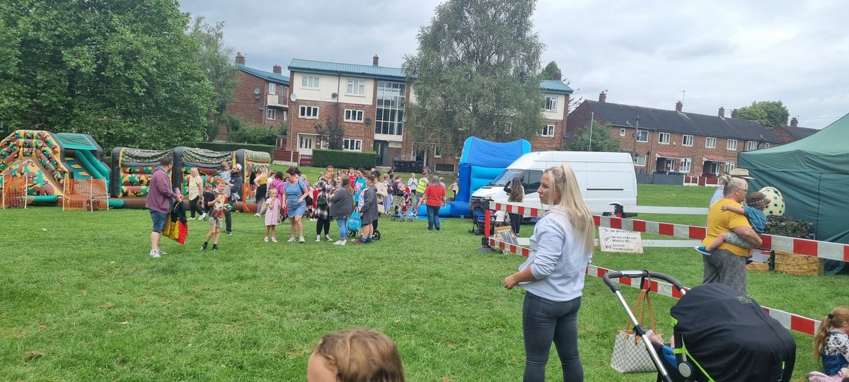 BeckyMSV's tweet photo. Well done @cath_MSV for putting together this wonderful fund day over in Bredbury. Hundreds turned out and had an amazing time! #msv #community @MSVHousing #fun 🥳 https://t.co/ozziaDYU8l