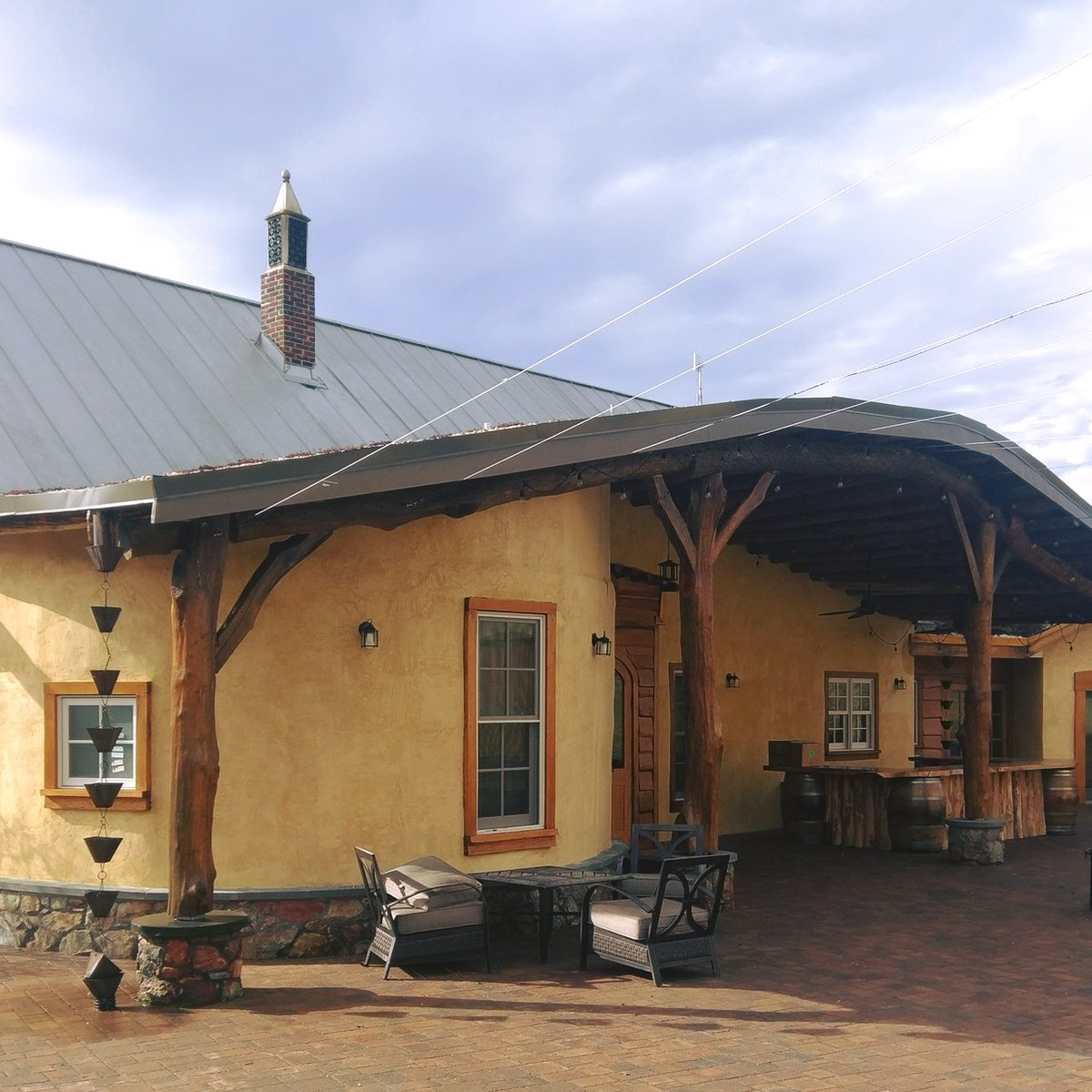 Exterior #limeplaster made with 1 part high calcium lime putty + 3 parts mason's sand. Color is achieved with approx. 100 grams of yellow iron oxide pigment per 5-gallons of plaster.
#howto #plasterrecipe #exteriorlime #naturalbuilding #strawbale