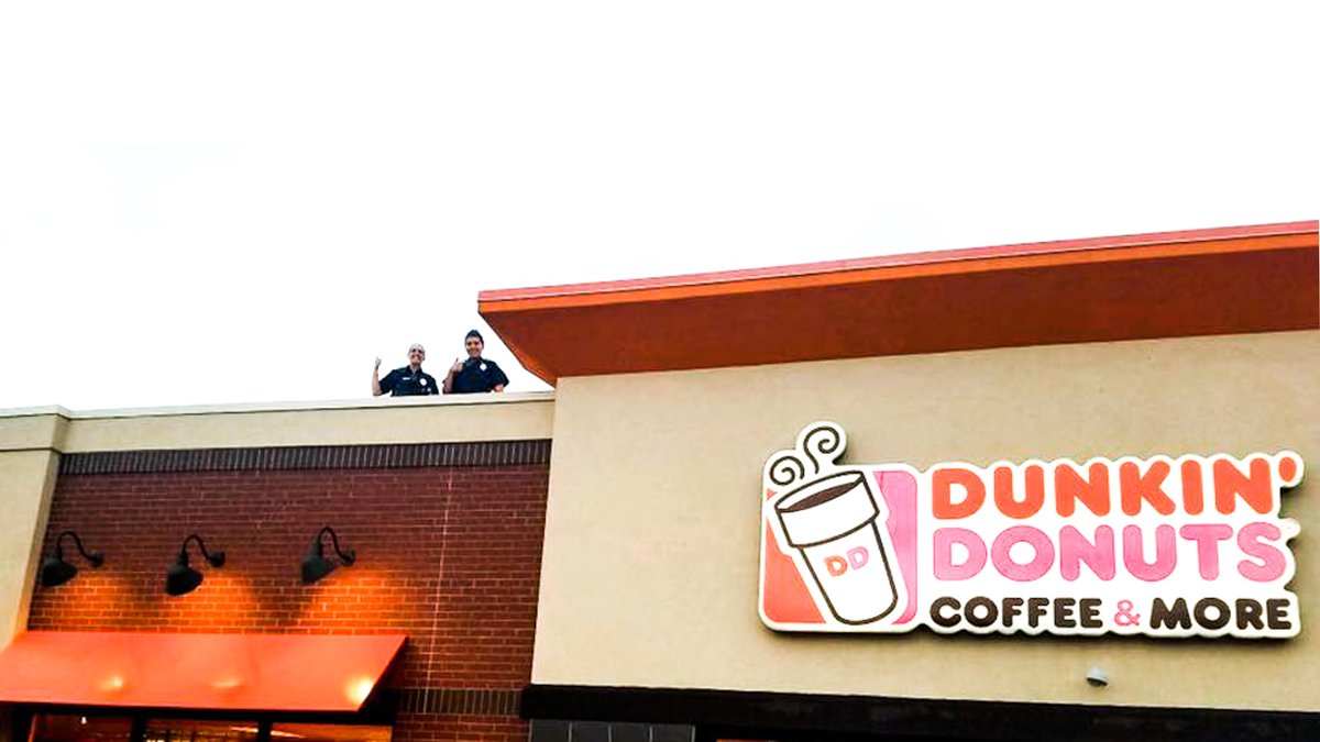 OlathePolice's tweet photo. What better way to start your Friday then with donuts and donations to a great cause! Olathe Officers will be on the roof and accepting donations for
@sokansas at Dunkin' Donuts (18051 W. 119th) tomorrow Friday August 19th from 7-10am. Hope to see you there! #CopsonTop https://t.co/GbKAtNsndv
