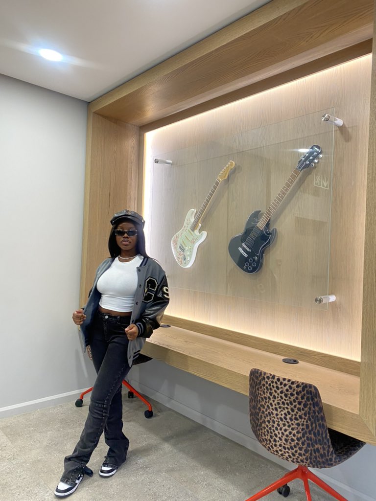 Gyakie_'s tweet photo. Come closer 💛 https://t.co/tpsihLGROd