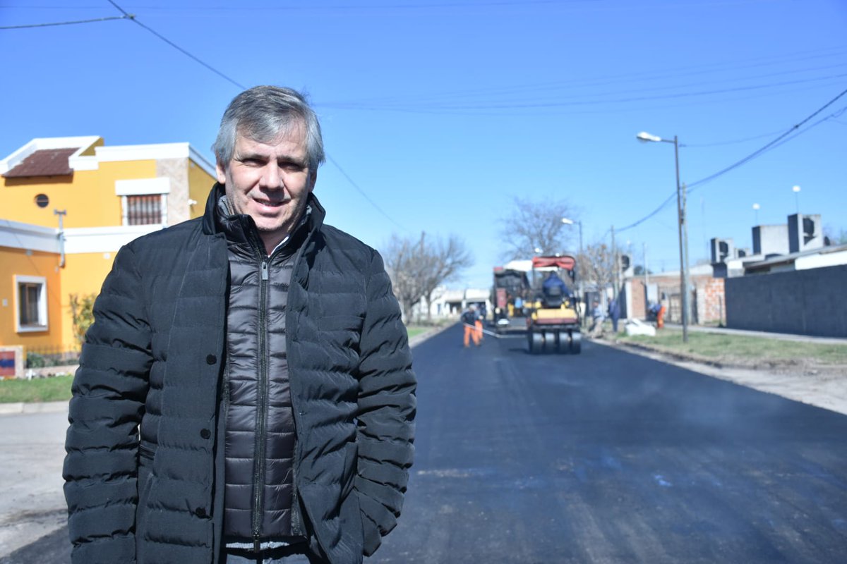 BritosGuillermo's tweet photo. Hoy recorrimos la finalización de las 10 cuadras de asfalto del Barrio Unidad Vecinal, en calle 26 y Vicente López, del programa de 17 cuadras que incluye las calles 74 entre Frías y Rosetti, Frías y Rosetti entre 72 y 74 y calles 77 y 79 entre Calixto Calderón y Ameghino. https://t.co/2TxoaX1CLS