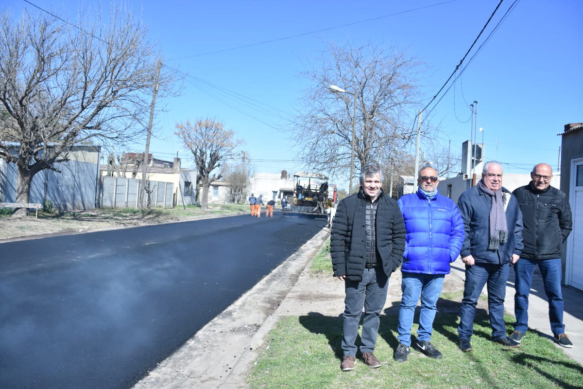 BritosGuillermo's tweet photo. Hoy recorrimos la finalización de las 10 cuadras de asfalto del Barrio Unidad Vecinal, en calle 26 y Vicente López, del programa de 17 cuadras que incluye las calles 74 entre Frías y Rosetti, Frías y Rosetti entre 72 y 74 y calles 77 y 79 entre Calixto Calderón y Ameghino. https://t.co/2TxoaX1CLS