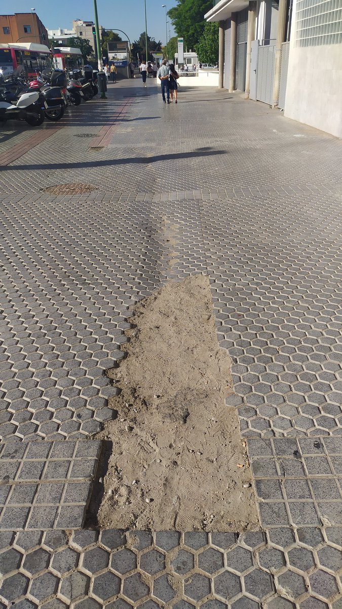 AuxiNavas's tweet photo. Aviso‼️he sufrido una caída a causa del acerado con desnivel y en mal estado justo en la entrada del Hospital de Día Oncohematológico del @HUVMacarena  en Sevilla, cuidado si vas por allí. 
Esta vez me ha acompañado la  🍀
@AndaluciaJunta
@saludand
 @Ayto_Sevilla @EmergenciasSev https://t.co/BDr4vtlUCh