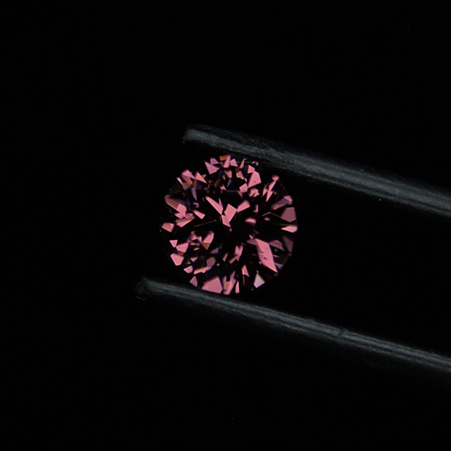 BertrandLabelle's tweet photo. This one is a fairly substantial 1.85ct Mahenge #garnet from Milstead. At 7.25mm this gem has only a slight tube inclusion on the girdle. 

#gem #gemstone #gemcutter #lapidary #lapidaire #lapidaryart #lapidaryartist #stonecutter https://t.co/bHTuV69Rcw