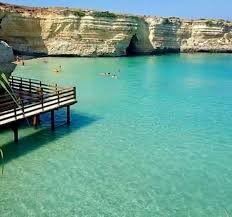 E mai possibile che per accedere a questa spiaggia bisogna pagare 15 euro a persona? L’unico modo per accedere e tramite una struttura privata.