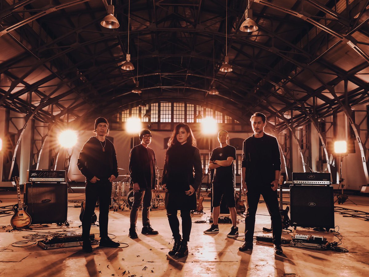 Karena terkadang, perlu 12 tahun untuk memahami bahwa keselarasan resonansi adalah sebuah kemewahan.
Rasa-rasanya, cukup sudah melanglang buana  bereksplorasi.
Semoga, saat ini adalah waktu yang tepat untuk pulang.
Indonesia, kami kembali.