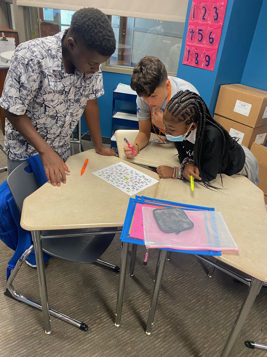 MillerMathTeach's tweet image. @mrs_emiliejones from @Baker_6th_Grade took yesterdays team building activity &amp;amp; put in in front of students today. These bears are working in groups &amp;amp; strategizing for a win! @lpisd #ChooseLP #LPMath @L_Rodriguez_Edu