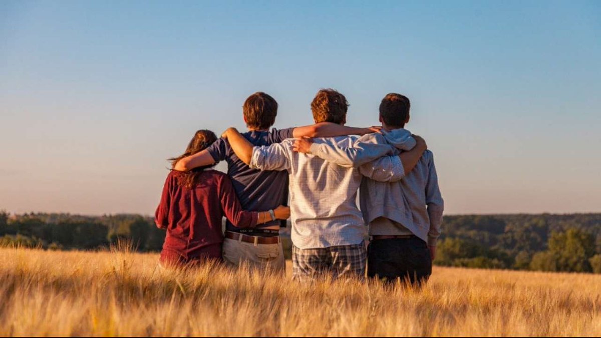 Achieve_Daily's tweet photo. "A friend is a gift you give yourself" - R.L. Stevenson https://t.co/F5qmq1UZRt