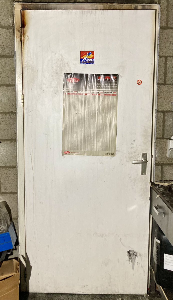 wvloenen_van's tweet photo. Het belang van een gesloten deur bij brand werd gisteren maar weer eens duidelijk gemaakt #hédoededeurdicht #brandonderzoek https://t.co/5pqCO1CKj5