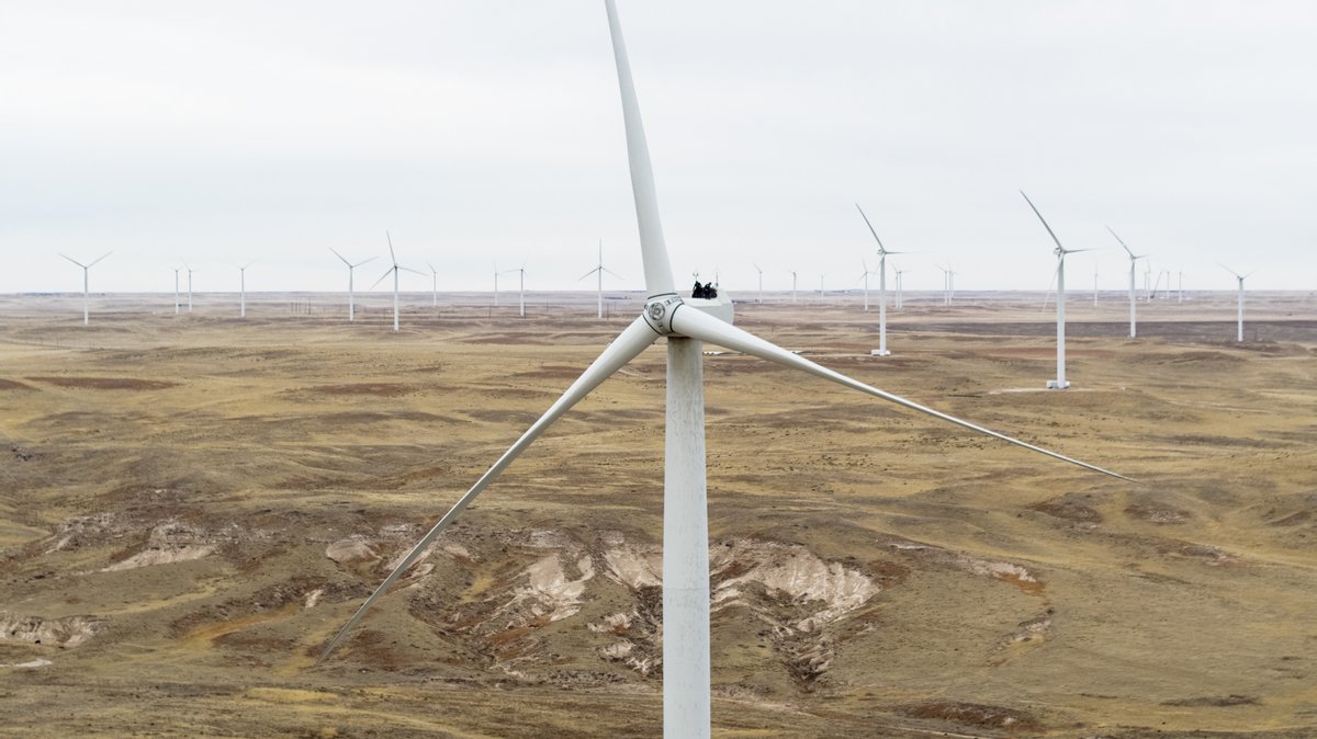 bp_America's tweet photo. Our US wind farms generate enough renewable electricity to power up to 450,000 homes a year. We’re continuing to invest in the energy transition, helping ensure a future with secure, lower carbon, affordable energy. #ACPW22 https://t.co/GQd9sFTSLI