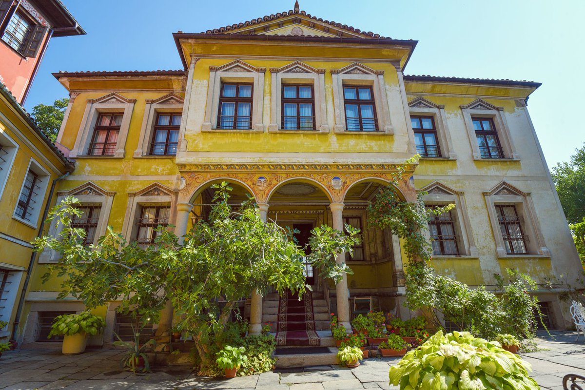 Explore some of the major architectural landmarks of Plovdiv to discover some beautiful façades and amazing stories behind them: 
theculturetrip.com/europe/bulgari…